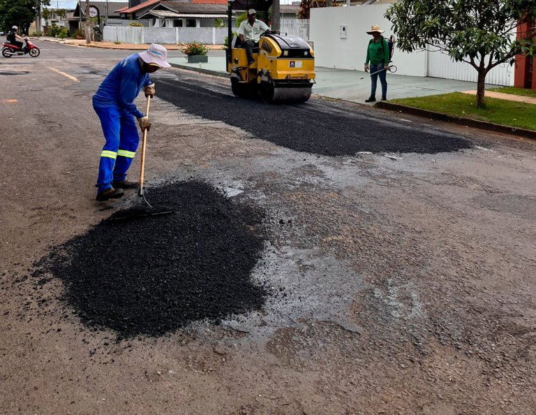 Prefeitura de Naviraí avança com a operação tapa-buracos em vários pontos da cidade