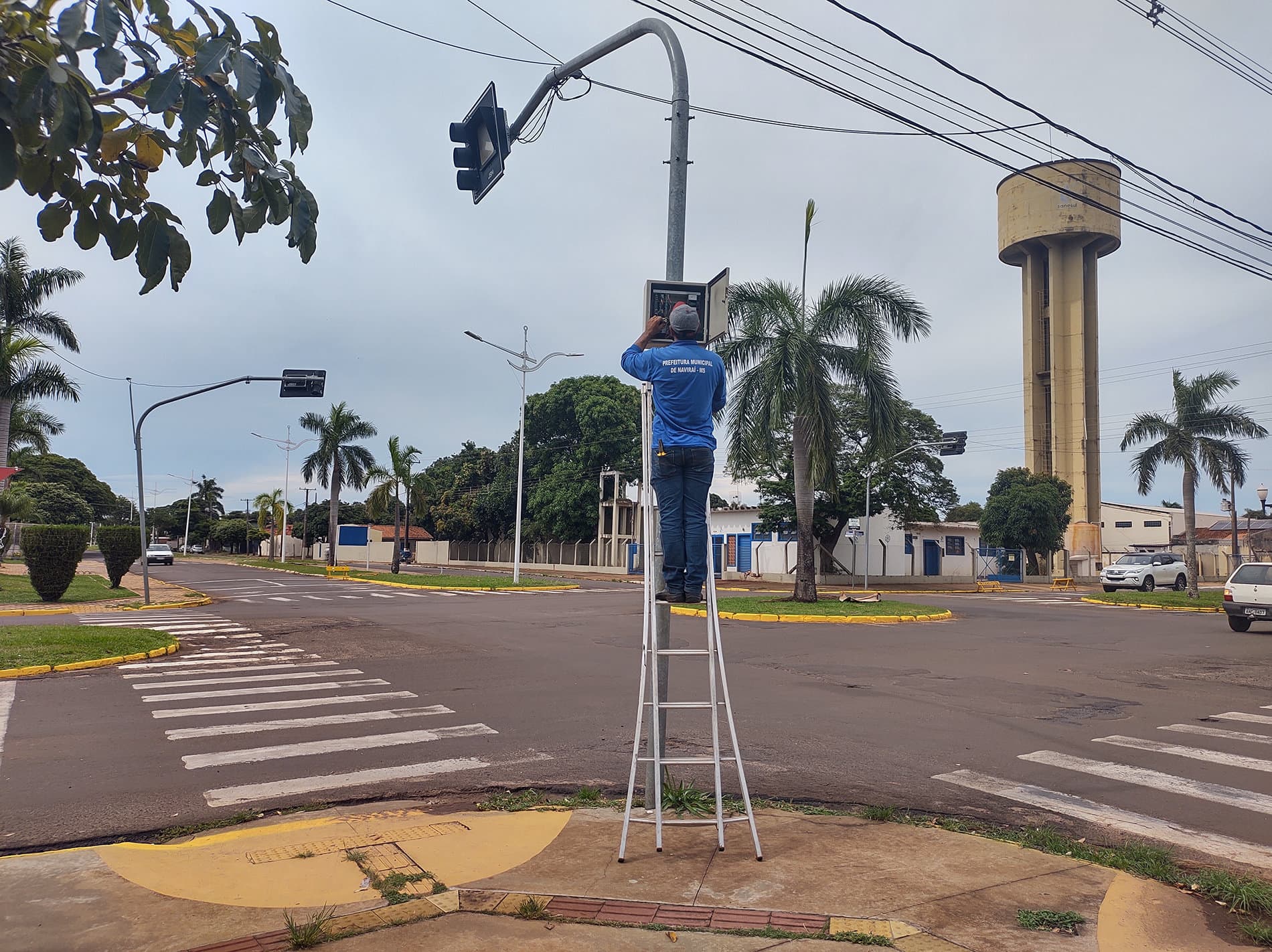 Componentes danificados são substituídos e semáforo da Avenida Dourados com a Nelci Gonçalves Simas é restabelecido