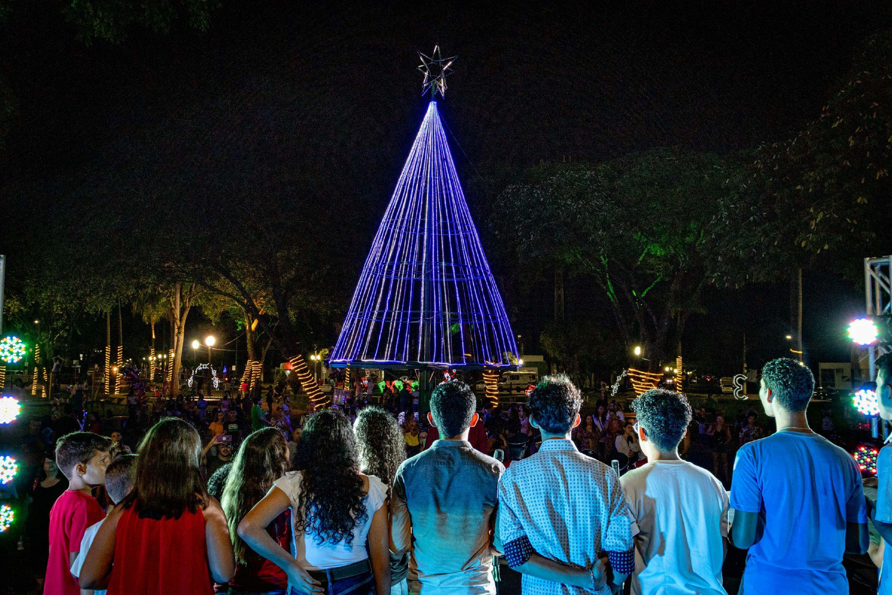 Brilha Naviraí teve prosseguimento com apresentações do Projeto Ciranda En’Arte e Banda Tom Jobim