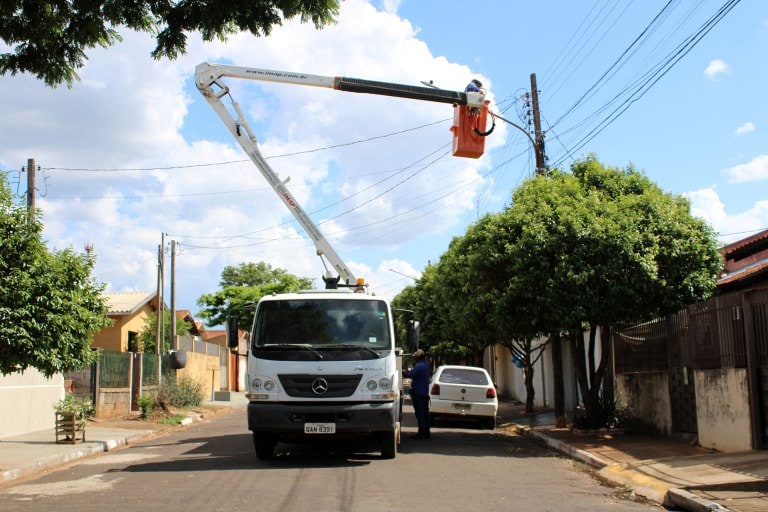 Prefeitura de Naviraí retoma implantação de iluminação de LED nos bairros e troca de luminárias comuns