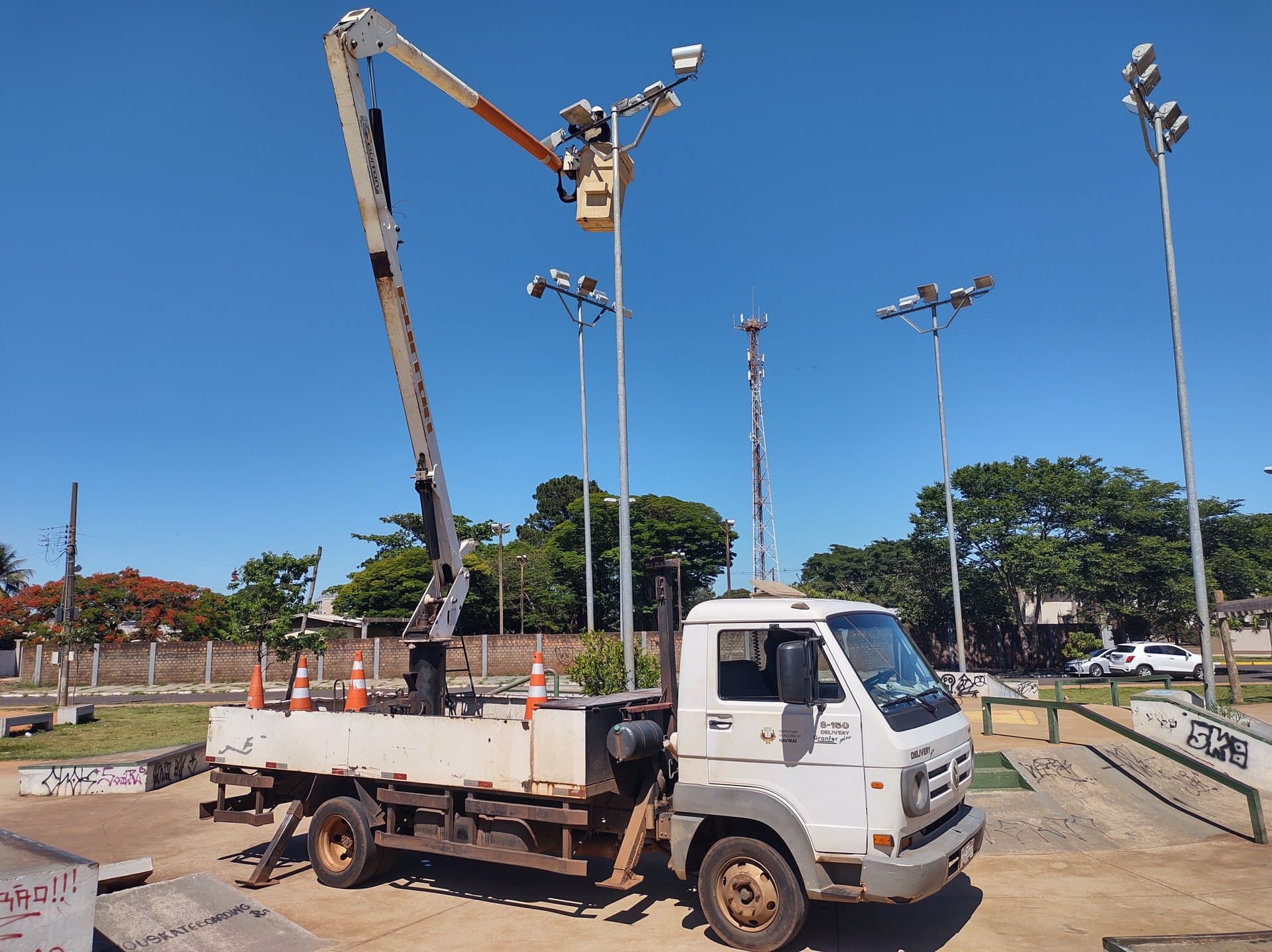 Prefeitura faz manutenção na iluminação da Pista de Skate e intensifica colocação de lâmpadas de LED nos bairros