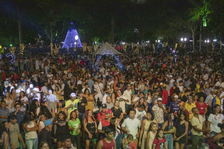Réveillon na Praça reuniu multidão em Naviraí para comemorar a chegada de 2023