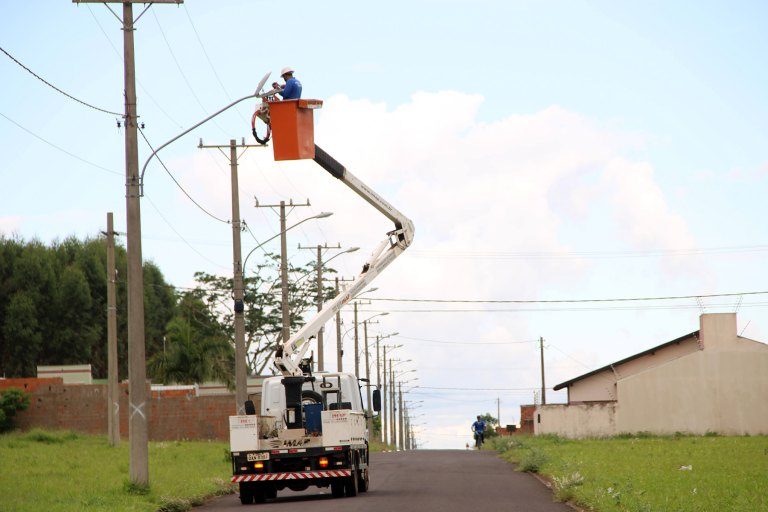 Prefeitura de Naviraí realiza serviço de manutenção de iluminação pública no Cidade Jardim
