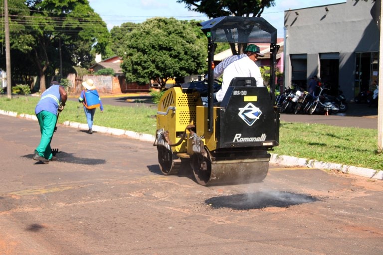 Equipe de manutenção da Prefeitura de Naviraí realiza operação tapa-buracos no Jardim Progresso