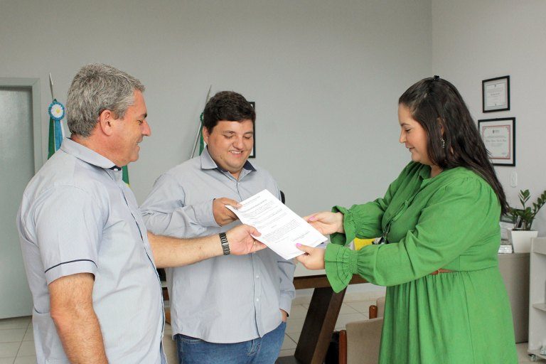Governo de Naviraí entrega autorização de escritura definitiva para duas empresas do município