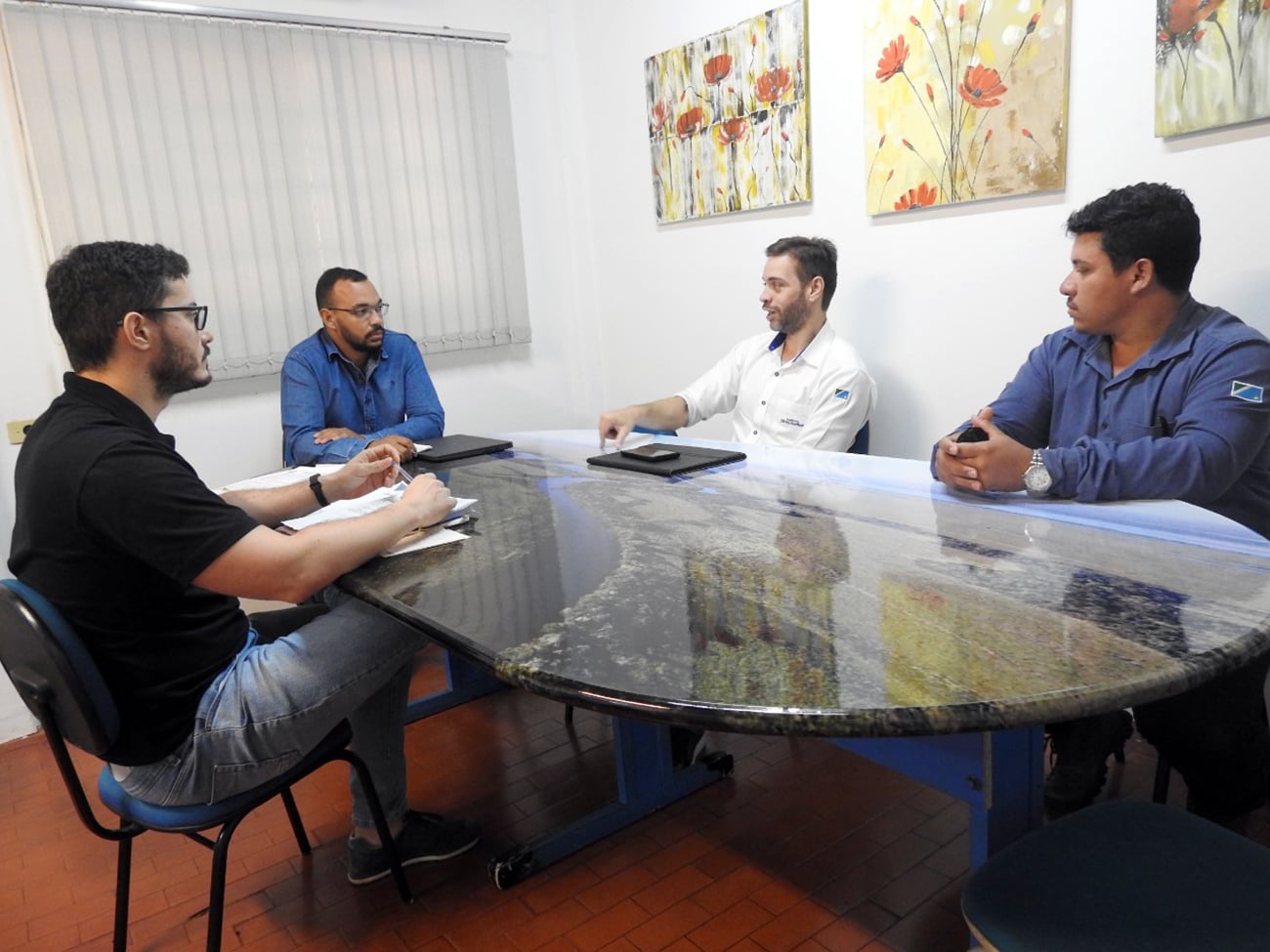 Gestão e operacionalização da coleta e tratamento de esgoto em Naviraí é tema de reunião técnica