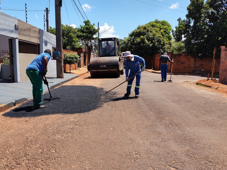 Operação tapa-buracos chega ao Vila Nova e população agradece trabalho executado pela Prefeitura