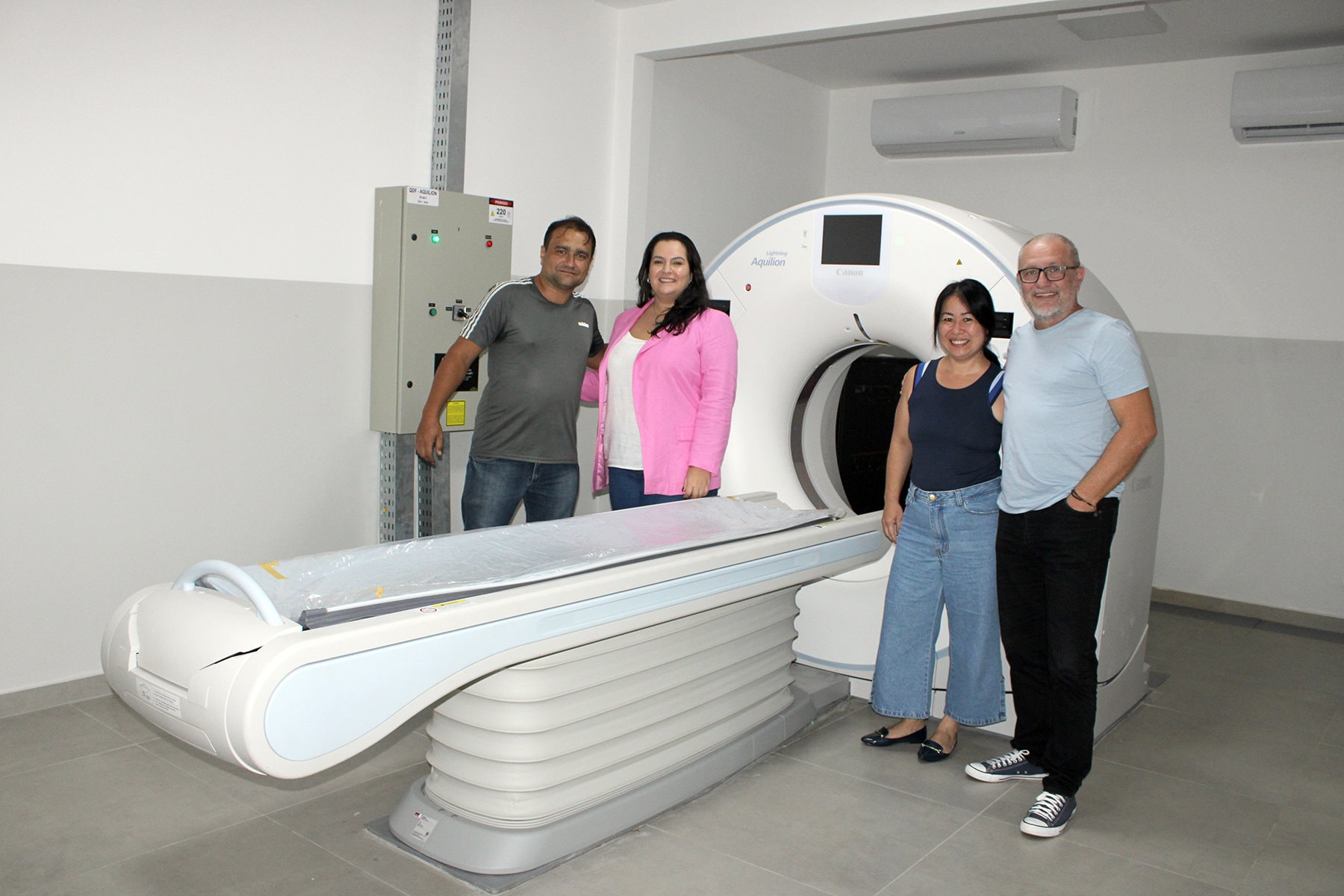 Prefeita verifica instalação dos novos aparelhos de Raio-X e Tomografia no Hospital Municipal