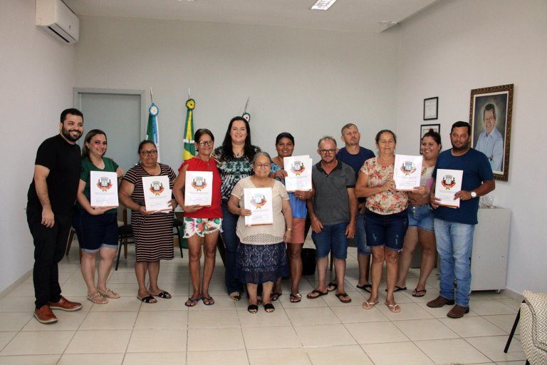 Prefeita entrega autorização de escrituração definitiva para famílias do Paraíso, Vila Alta e Vila Nova