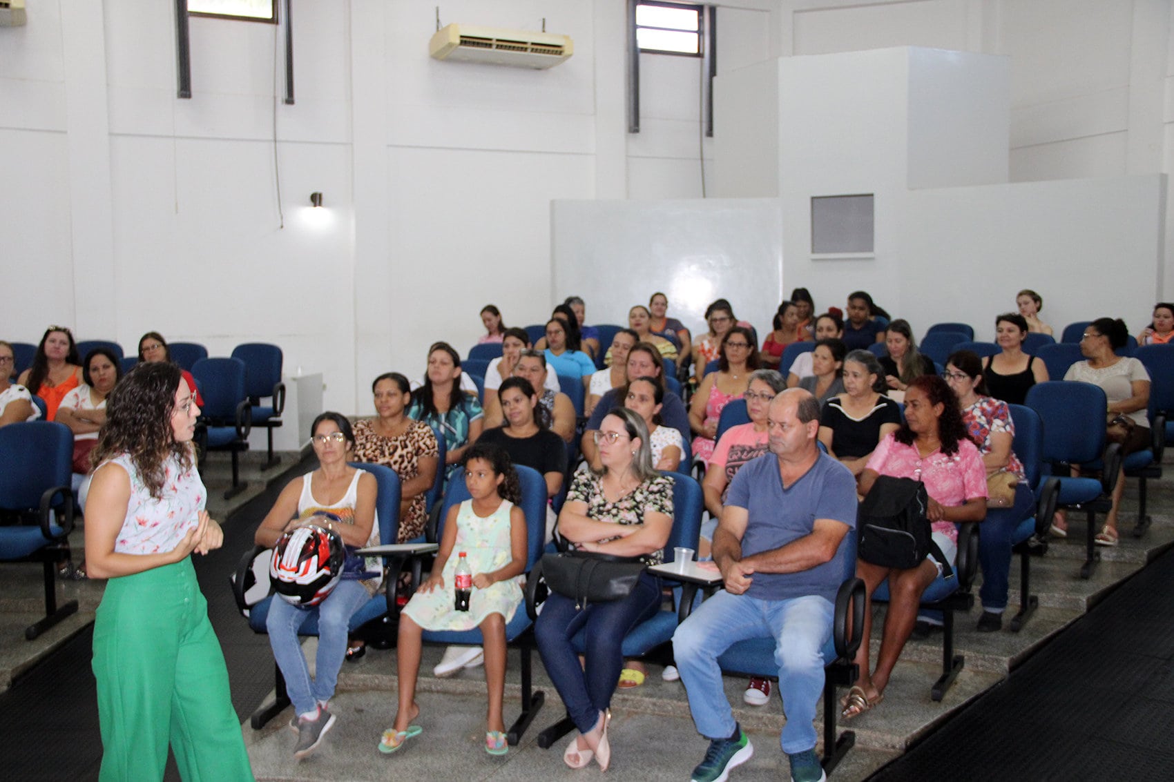 Educação de Naviraí promove capacitação sobre manipulação de alimentos para cozinheiros escolares