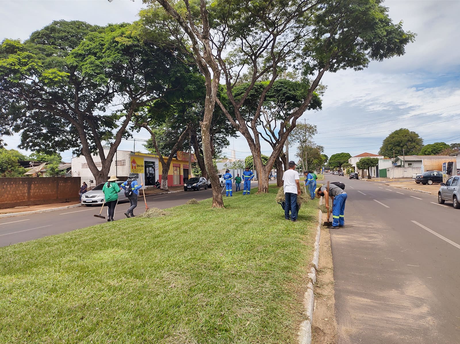 Prefeitura de Naviraí intensifica limpeza dos canteiros centrais e das vias públicas do município