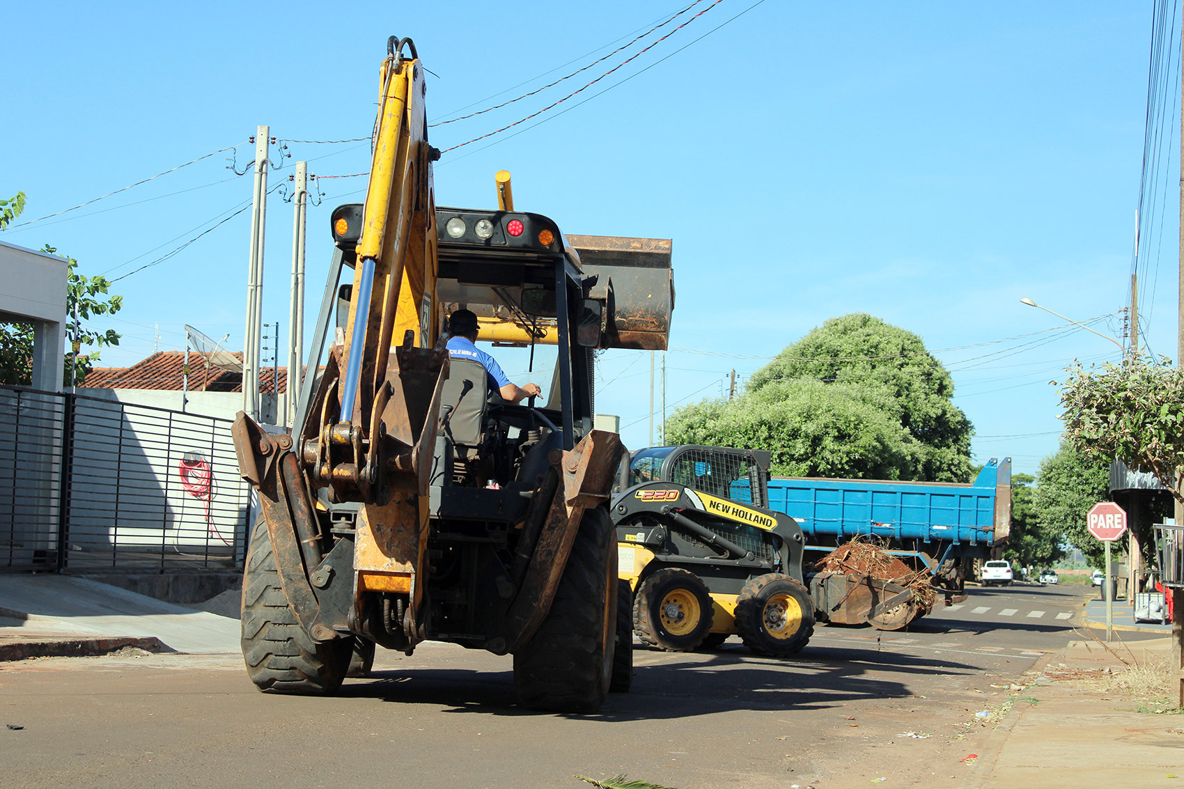 Equipes da Prefeitura de Naviraí realizaram mutirão de limpeza e combate ao Aedes no bairro Ipê