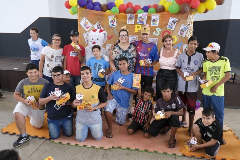 Participantes do Serviço de Convivência e Fortalecimento de Vínculos Aquarela recebem chocolate na Semana da Páscoa