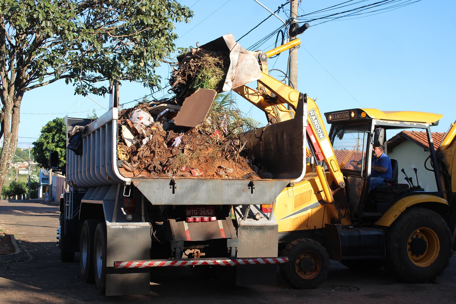 Prefeitura inicia mutirão de limpeza no Bairro Vila Nova e dará prosseguimento no decorrer da semana