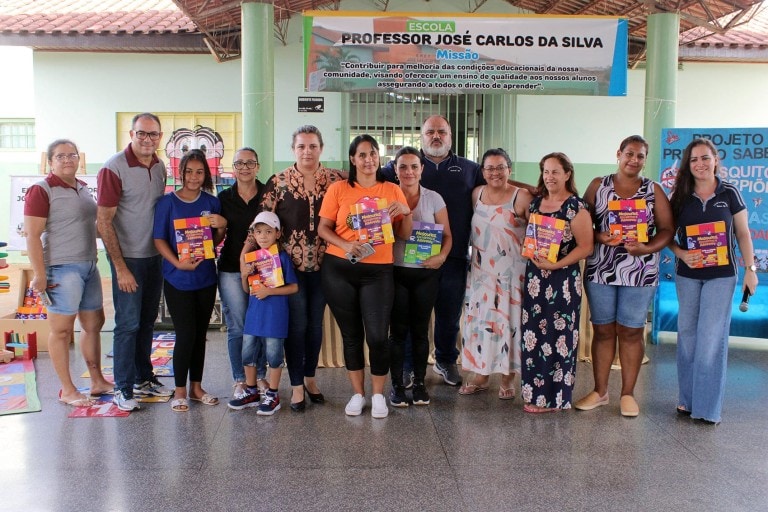 Com peça teatral do Controle de Vetores, Educação de Naviraí inicia entrega de livros na Rede Municipal de Ensino