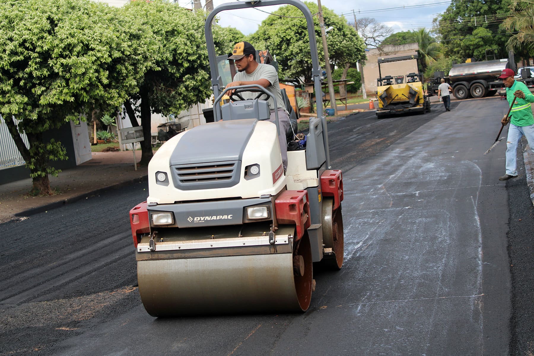 Governo Municipal de Naviraí faz recapeamento asfáltico em diversas ruas da cidade