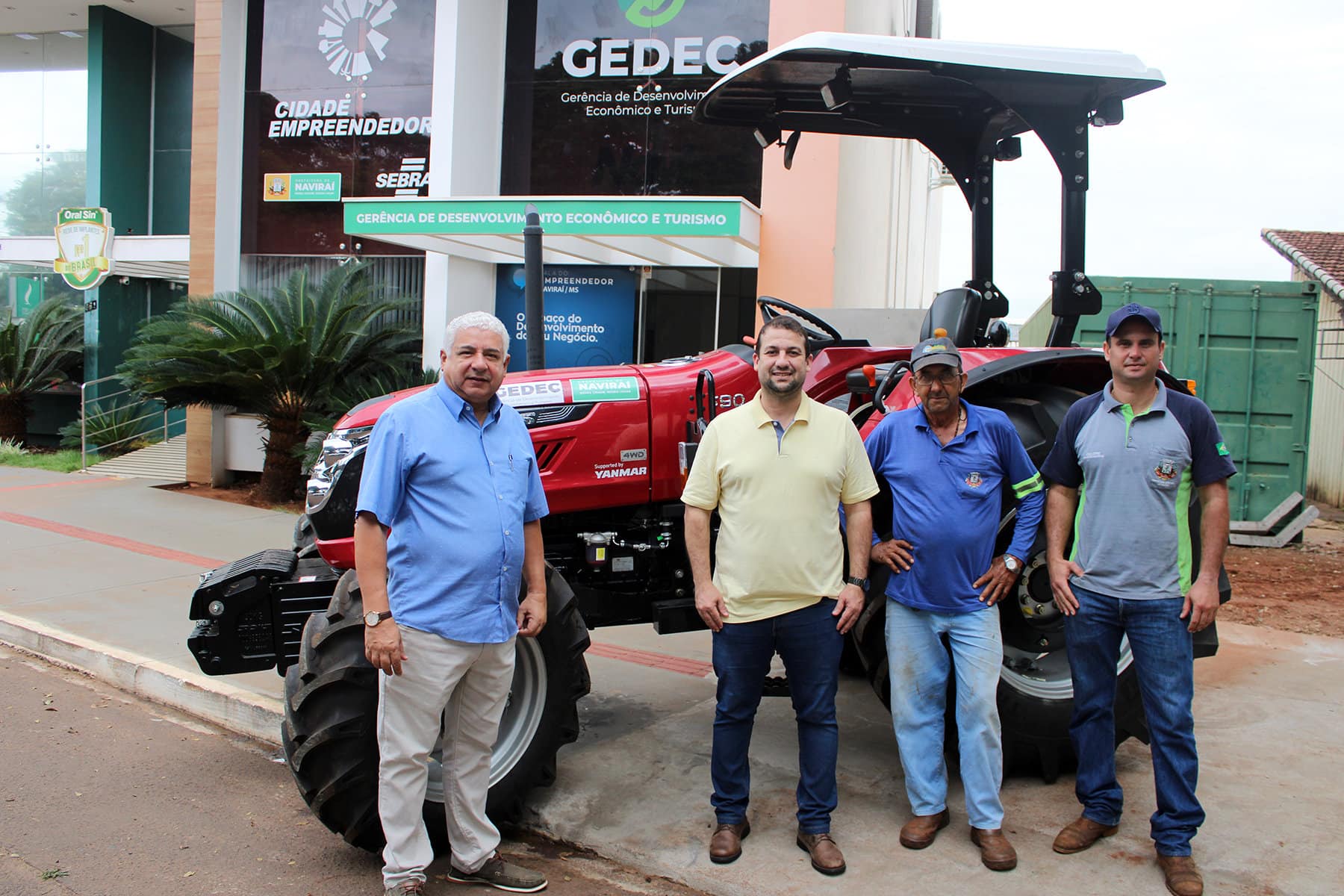 Prefeitura de Naviraí recebe novo trator para atender a agricultura familiar do município