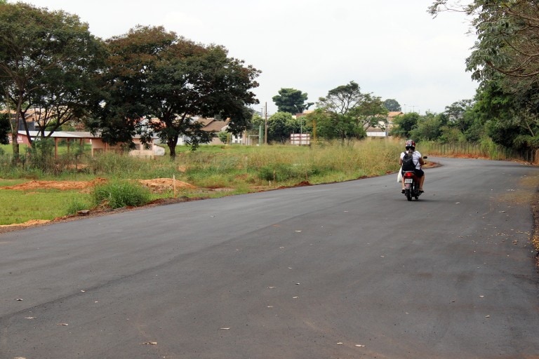 Prefeitura asfalta rua na lateral do Parque do Córrego Cumandaí e garante melhoria na mobilidade urbana