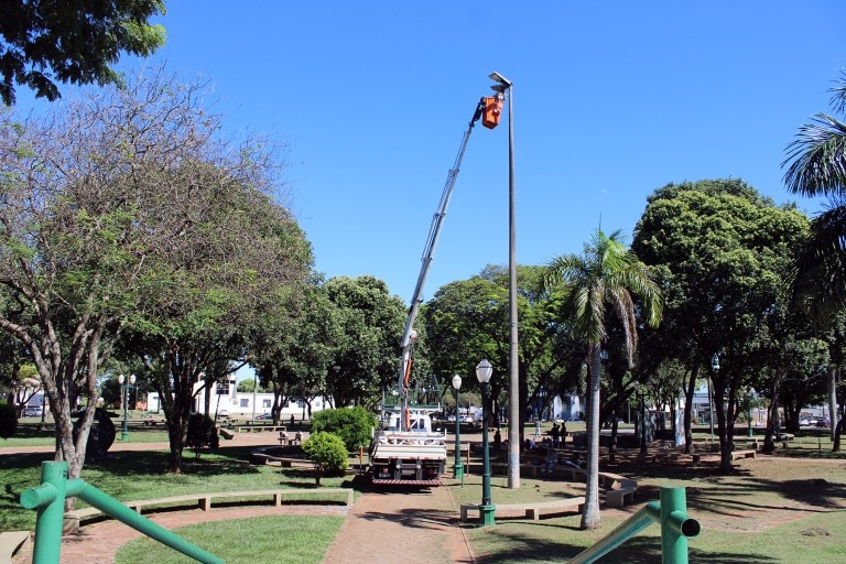 Luminárias de LED são instaladas e levam mais segurança para a praça central de Naviraí