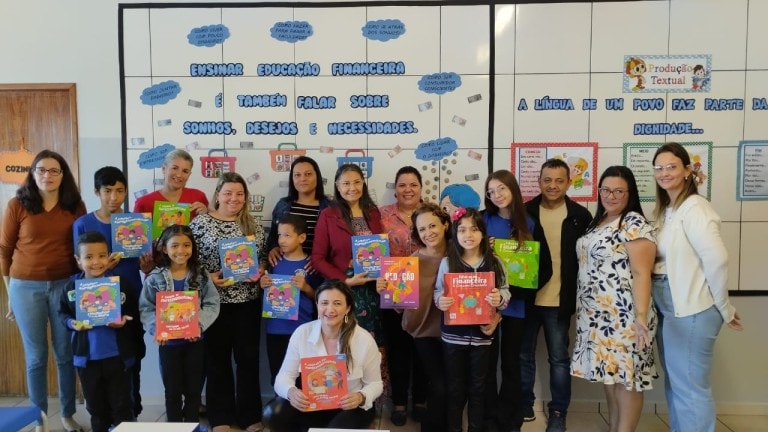 Prefeitura de Naviraí inicia entrega de novos livros do “Projeto Preciso saber +” aos alunos da Rede Municipal de Ensino