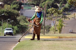 Prefeitura de Naviraí executa serviços de roçagem e limpeza em diversas regiões da cidade