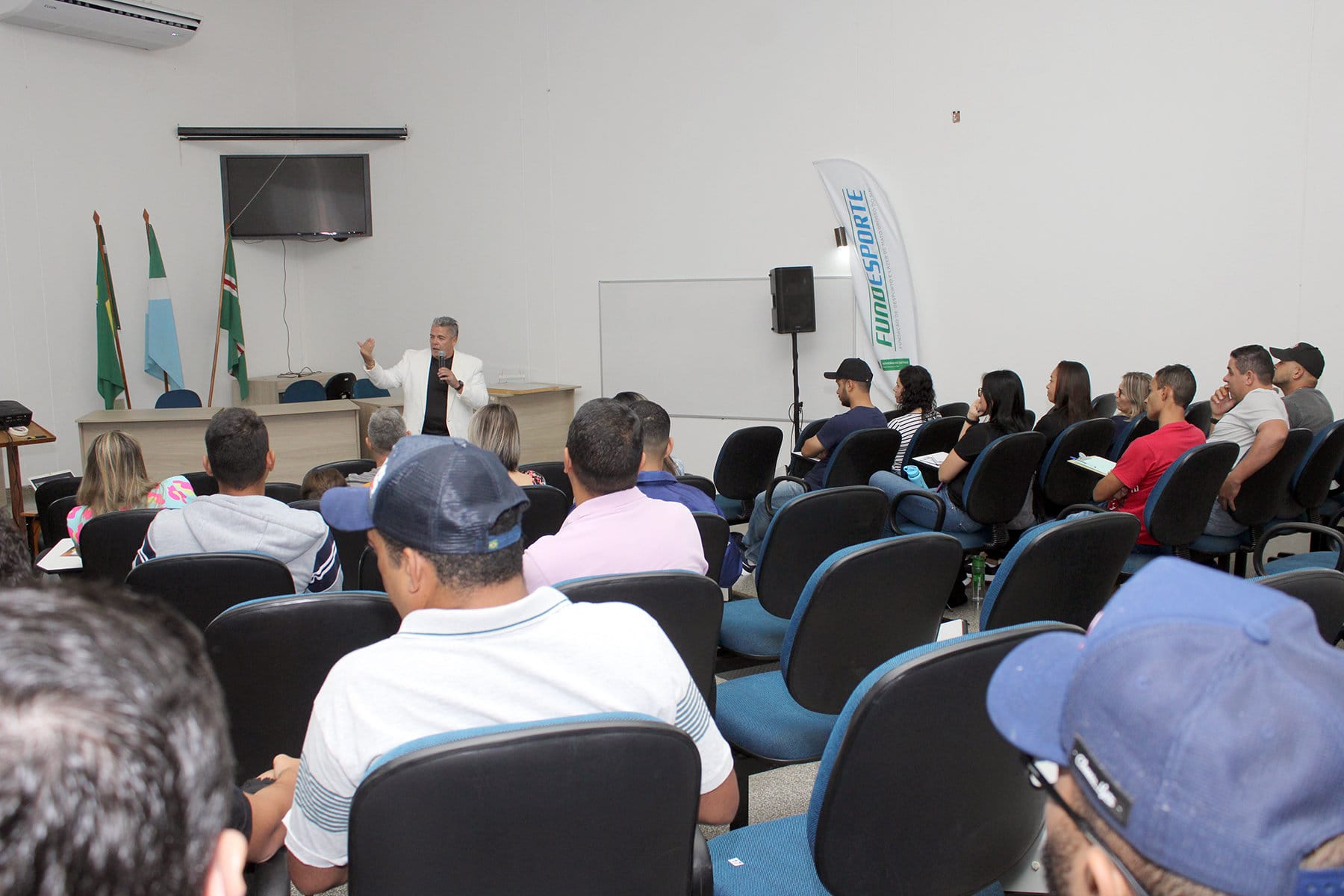 Curso de capacitação e atualização de regras de voleibol foi concluído neste domingo em Naviraí