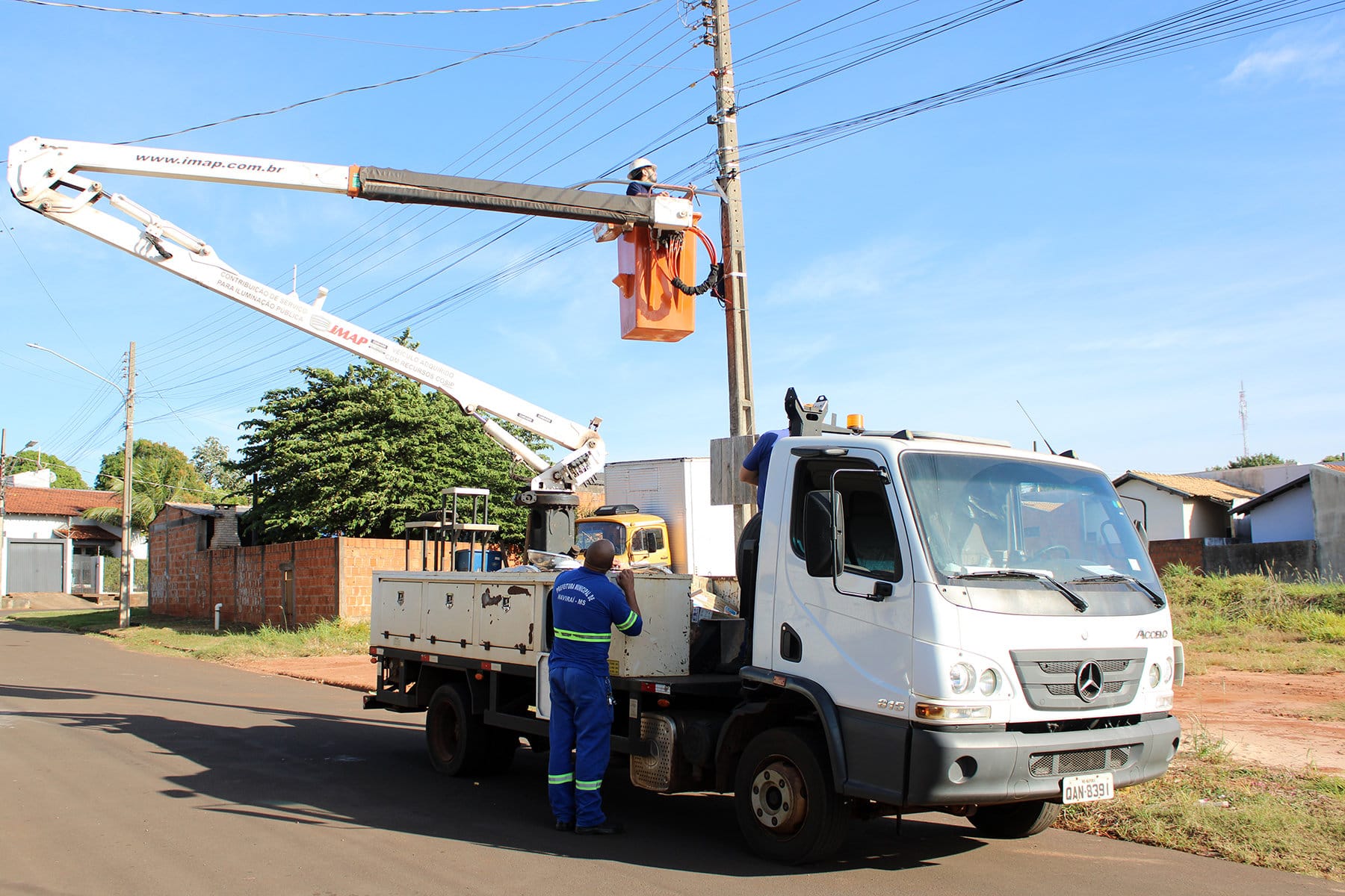 Prefeitura realiza melhorias na iluminação pública do Portal Cumandaí e substitui lâmpadas comum por LED