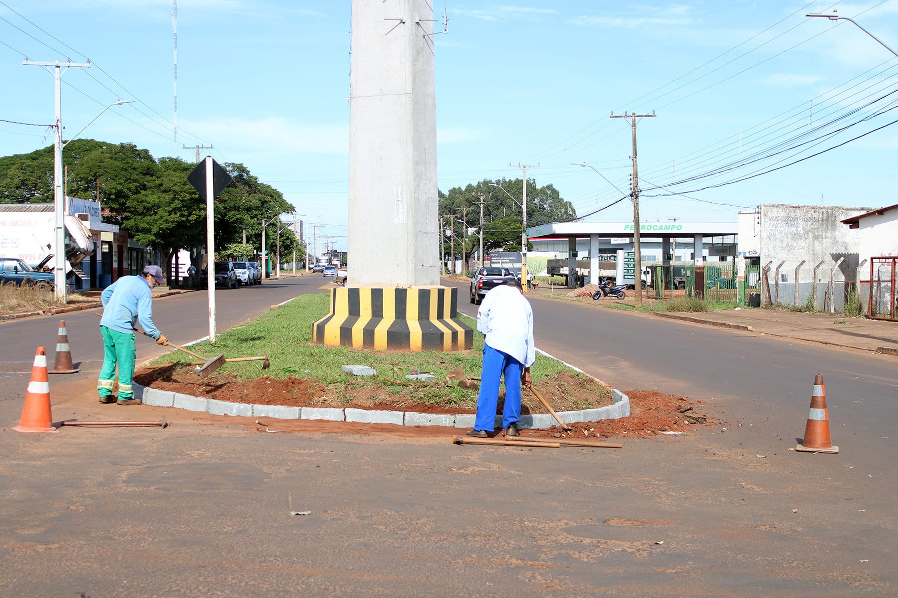 Prefeitura executa serviços de recuperação de meios-fios nos canteiros centrais da Avenida Campo Grande