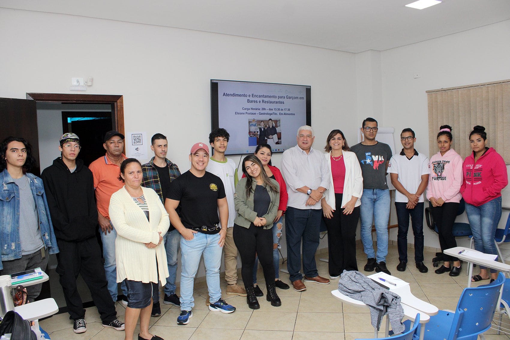 Curso gratuito de atendimento para garçons, bares e restaurantes capacita profissionais em Naviraí