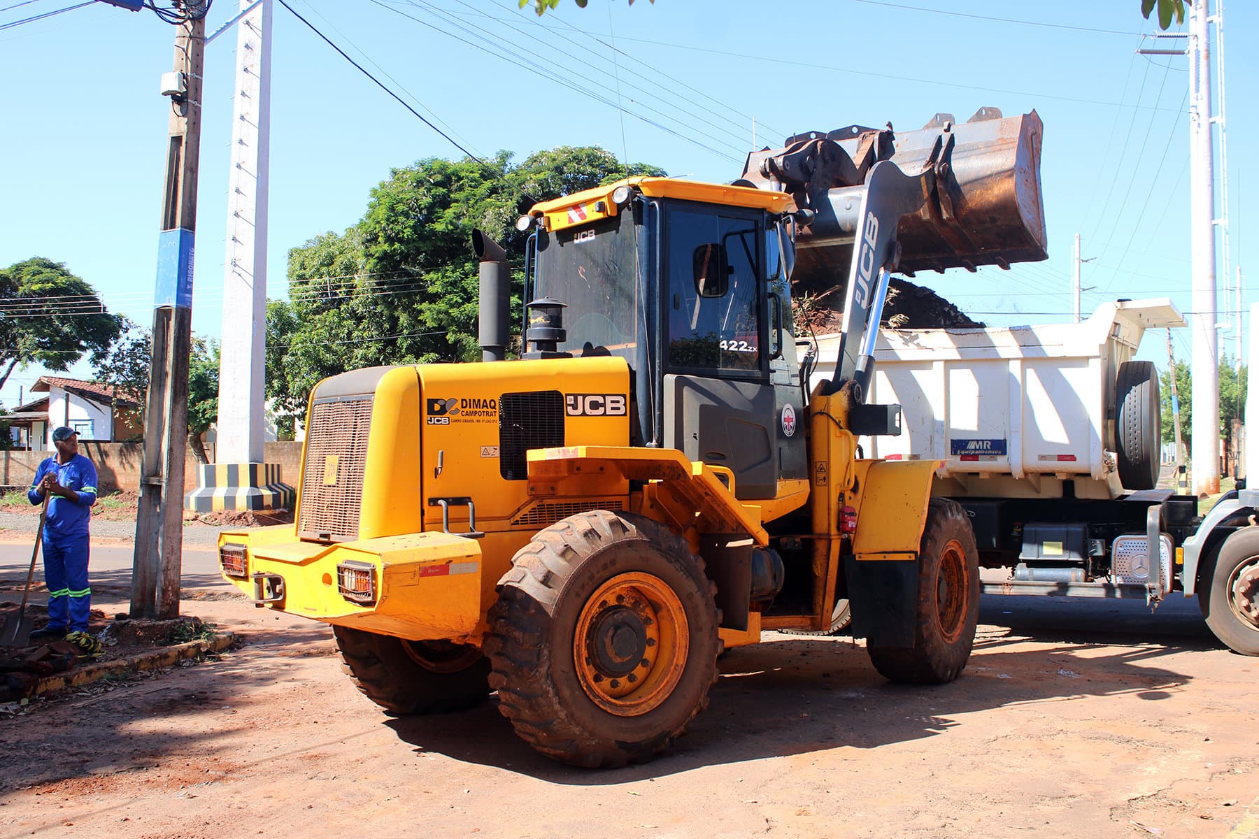 Prefeitura de Naviraí executa serviço de limpeza pública em diversos bairros do município