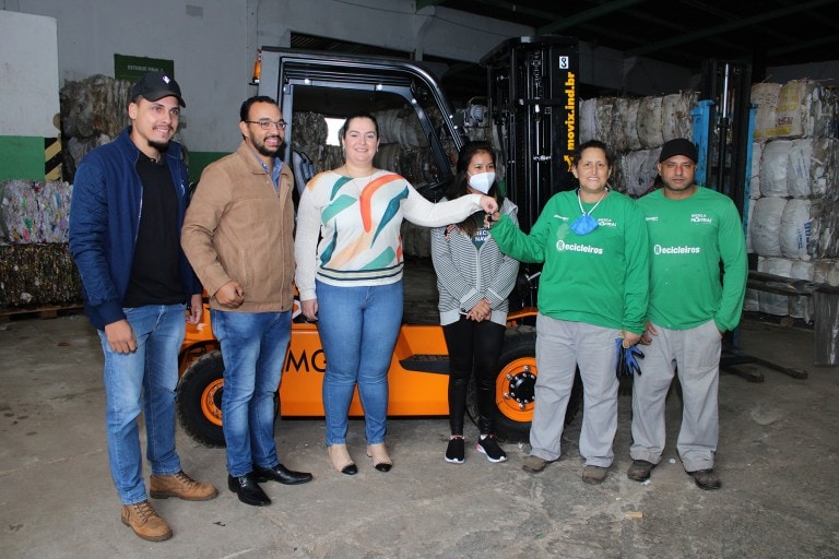 Prefeitura de Naviraí adquire e entrega empilhadeira para cooperativa de reciclagem do município