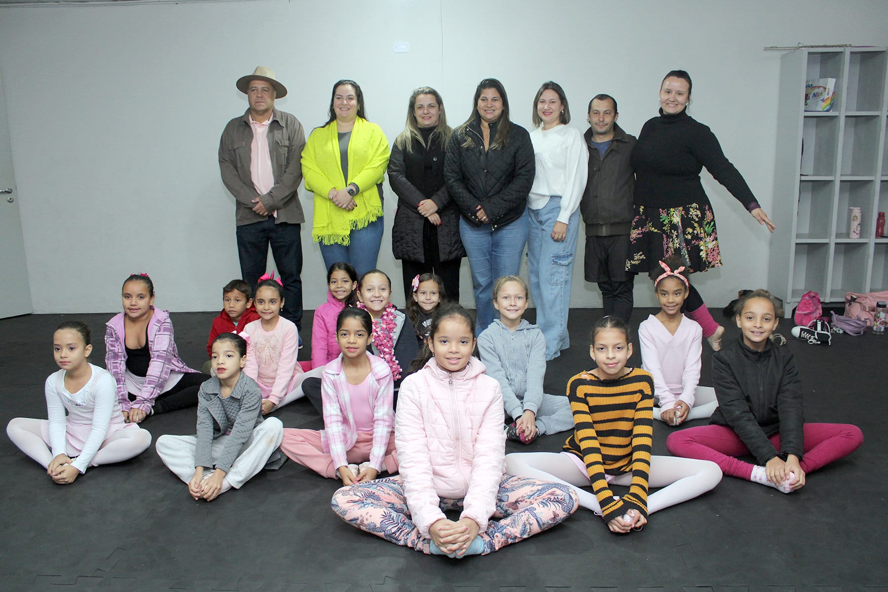 Prefeita visita o Projeto Ciranda En’Arte que atende 600 alunos com oficinas culturais em Naviraí