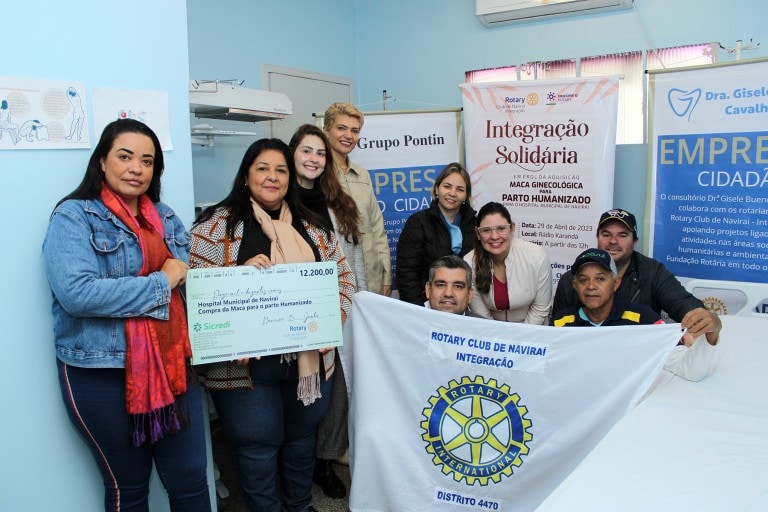 Hospital Municipal de Naviraí recebe doação do Rotary Integração para aquisição de maca para parto humanizado