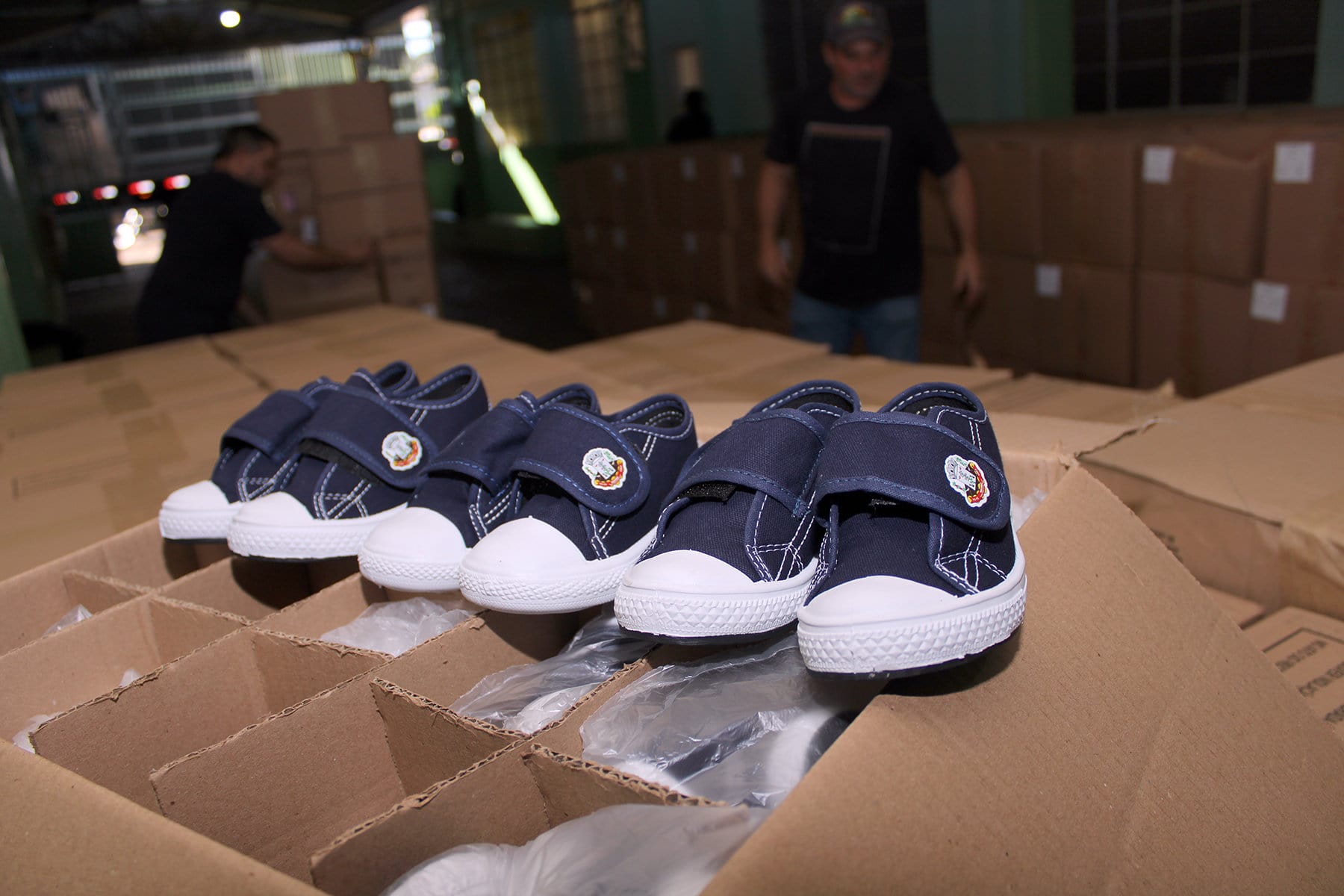 Chegam 7.800 pares de tênis adquiridos pela Prefeitura de Naviraí para serem destinados aos alunos até o 5º ano