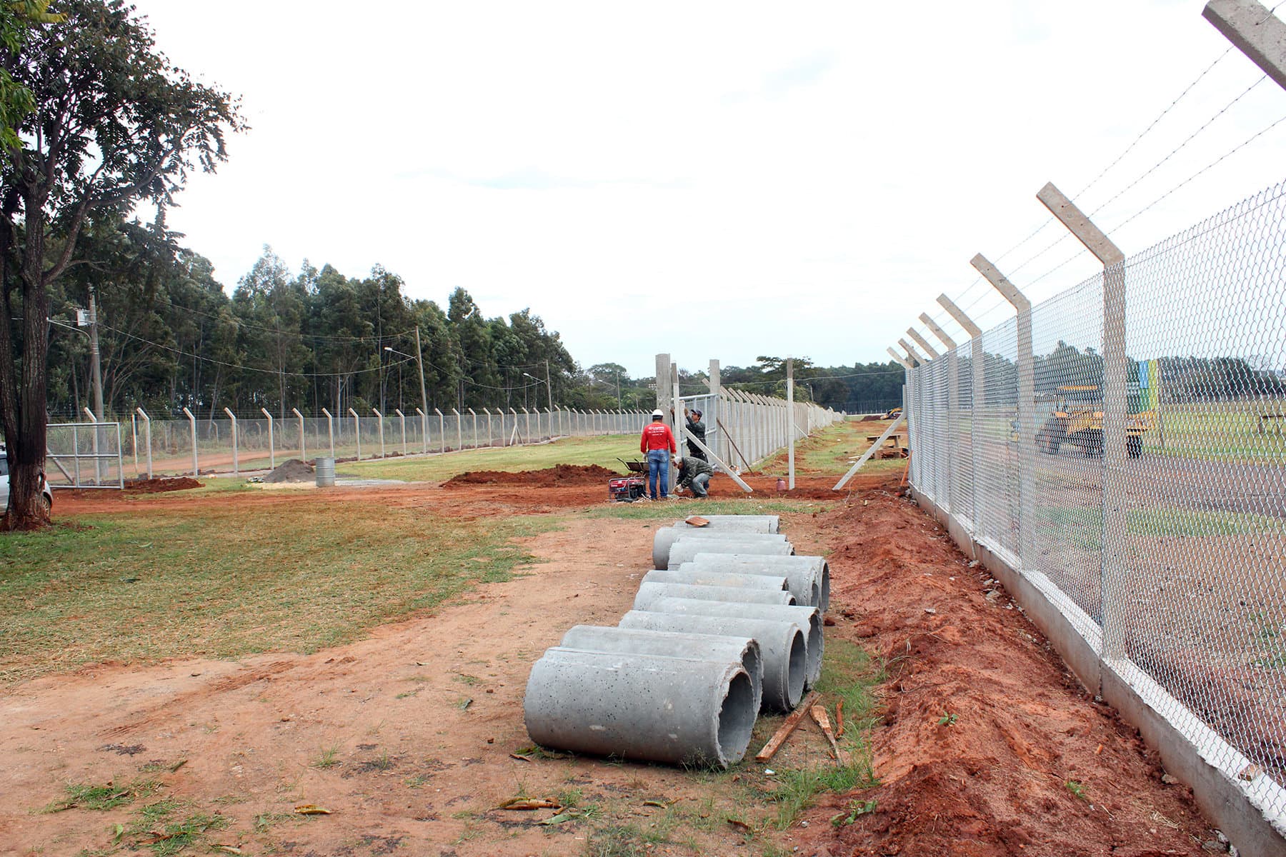 Obra de reforma e implantação do cercamento operacional no Aeroporto de Naviraí entra na reta final