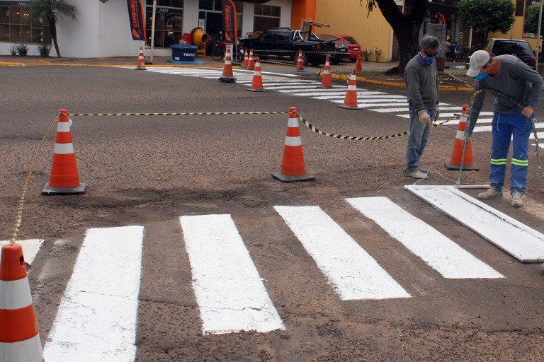 Prefeitura de Naviraí prossegue com trabalho de restauração da sinalização horizontal de trânsito