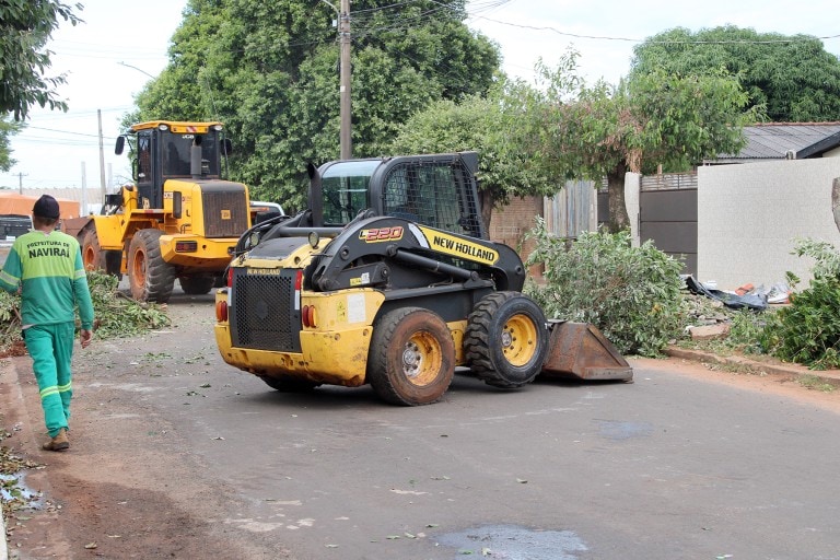 Prefeitura de Naviraí promove ações de limpeza de vias públicas nos bairros da cidade