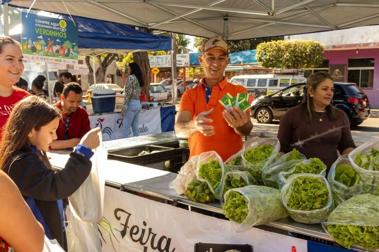 Em Naviraí, estudantes utilizam a moeda social do Recicla Verdinho para comprar alimentos saudáveis na feira