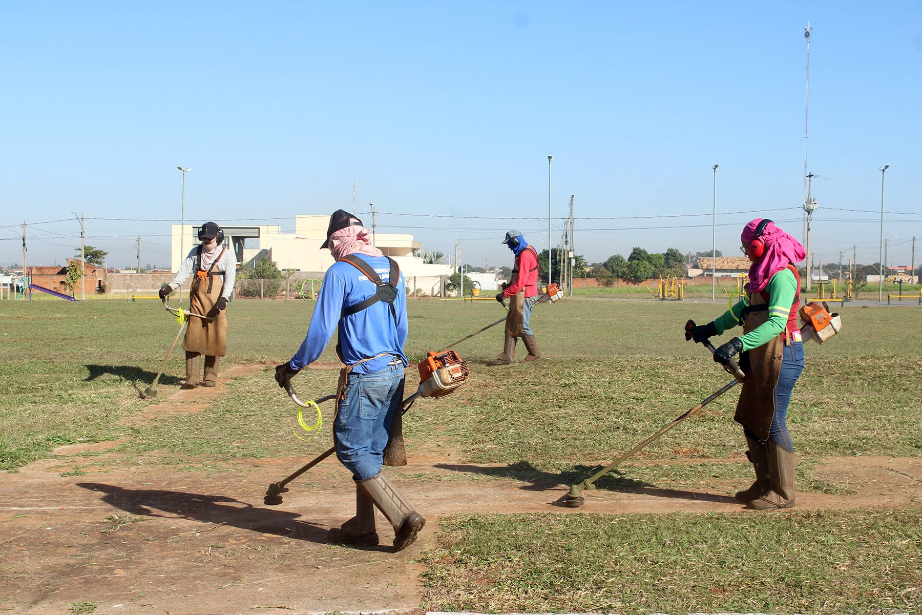 Prefeitura de Naviraí intensifica as ações de limpeza pública nos bairros do município