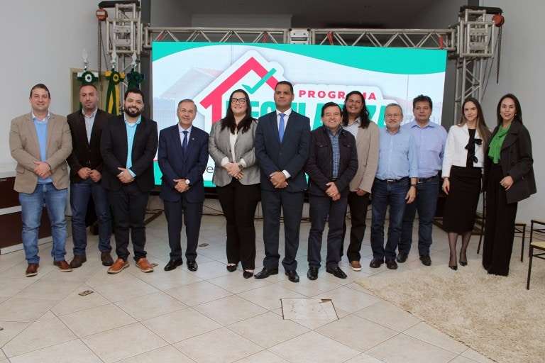 Programa Regulariza Naviraí é lançado com entrega de títulos de regularização fundiária a 63 famílias