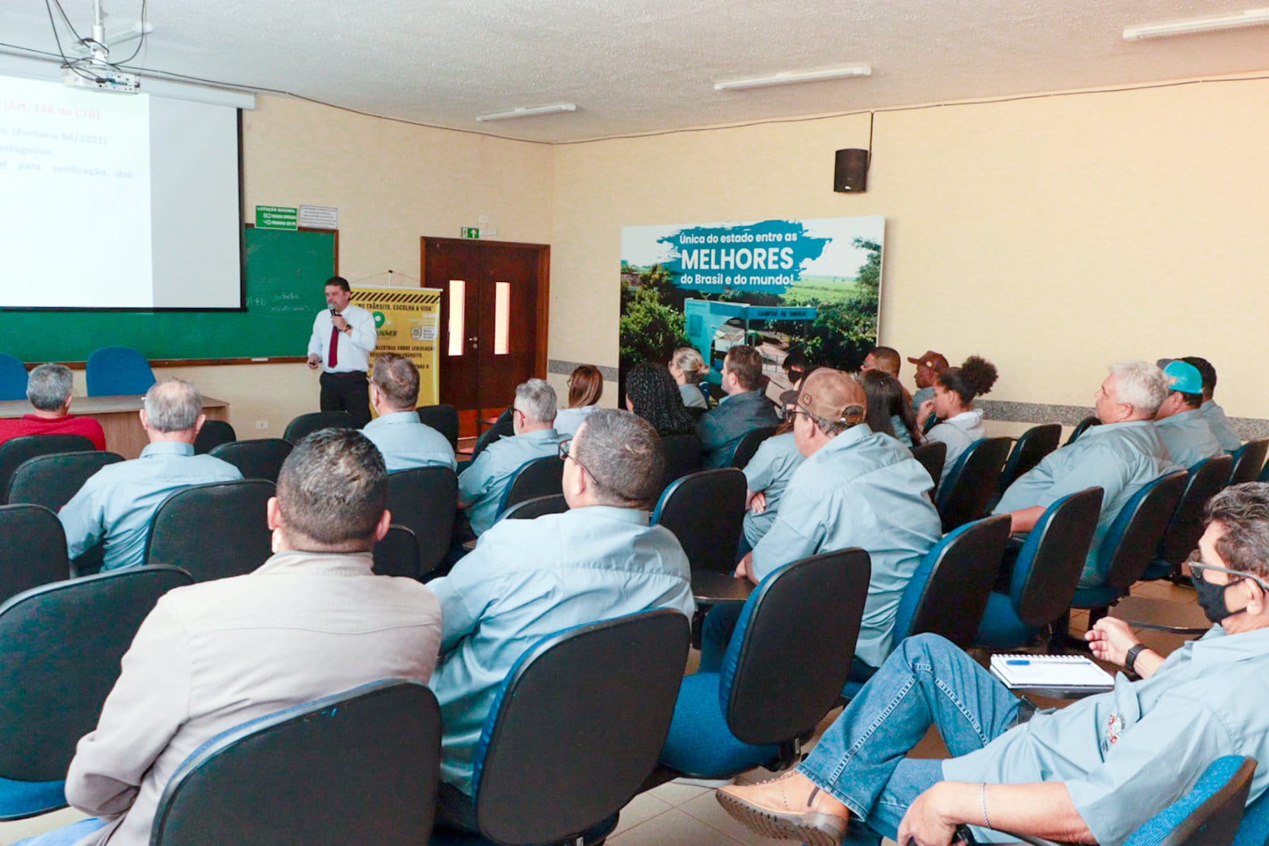 Curso de capacitação para motoristas do transporte escolar é ministrado em Naviraí pelo CETRAN/MS