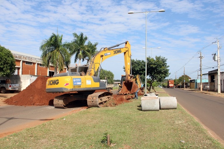 Prefeitura de Naviraí atua na recuperação da drenagem da Av. Mato Grosso para realizar obra de recapeamento