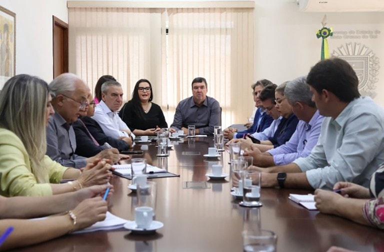Prefeita de Naviraí e prefeitos da microrregião se reúnem com o Governador do Estado em busca de melhorias para a Saúde