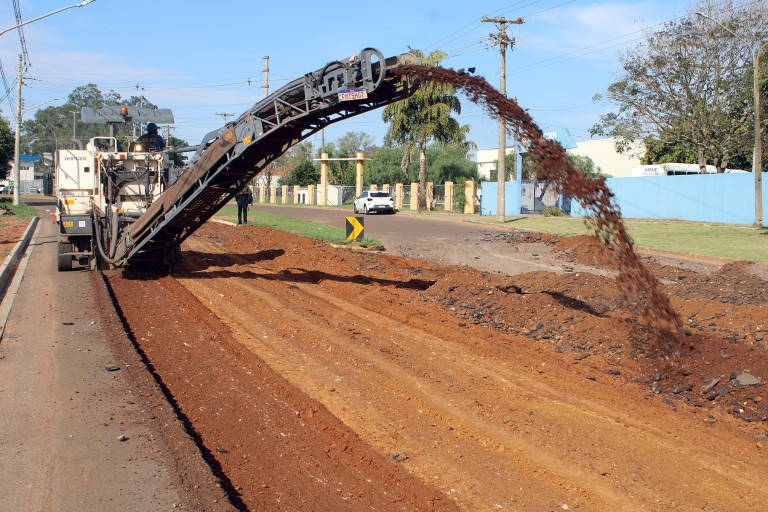 Asfalto deteriorado de trecho da Avenida Mato Grosso é removido para receber nova pavimentação