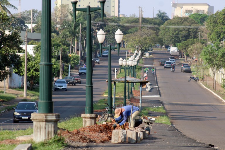 Obra de construção de ciclovia pavimentada na Avenida Caarapó até a Rua dos Jardins avança