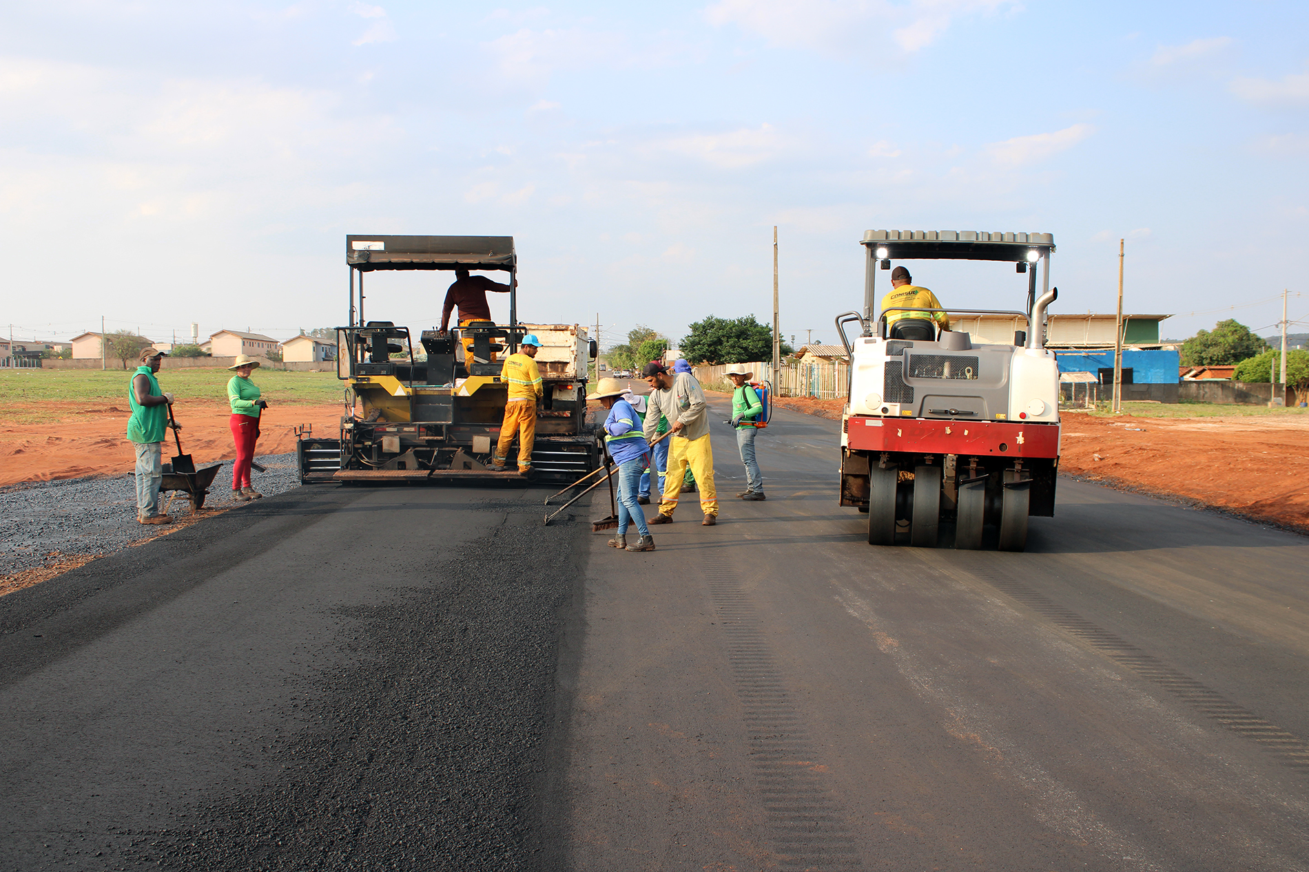 Prefeitura de Naviraí asfalta trecho que liga o Vila Nova e o Nelson Trad ao Jardim Paraíso