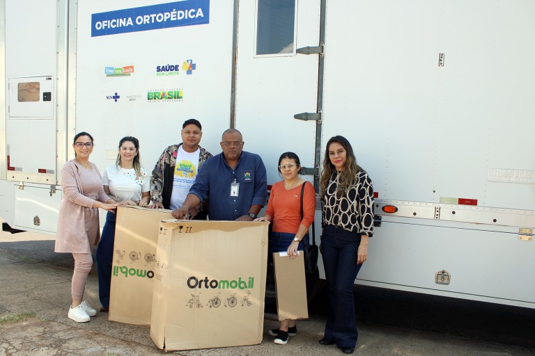 Oficina Ortopédica da carreta itinerante do CER/APAE presta atendimentos em Naviraí