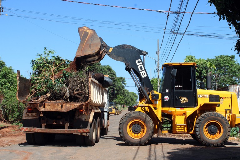 Prefeitura de Naviraí inicia semana com mutirão de limpeza na região do Odércio de Matos
