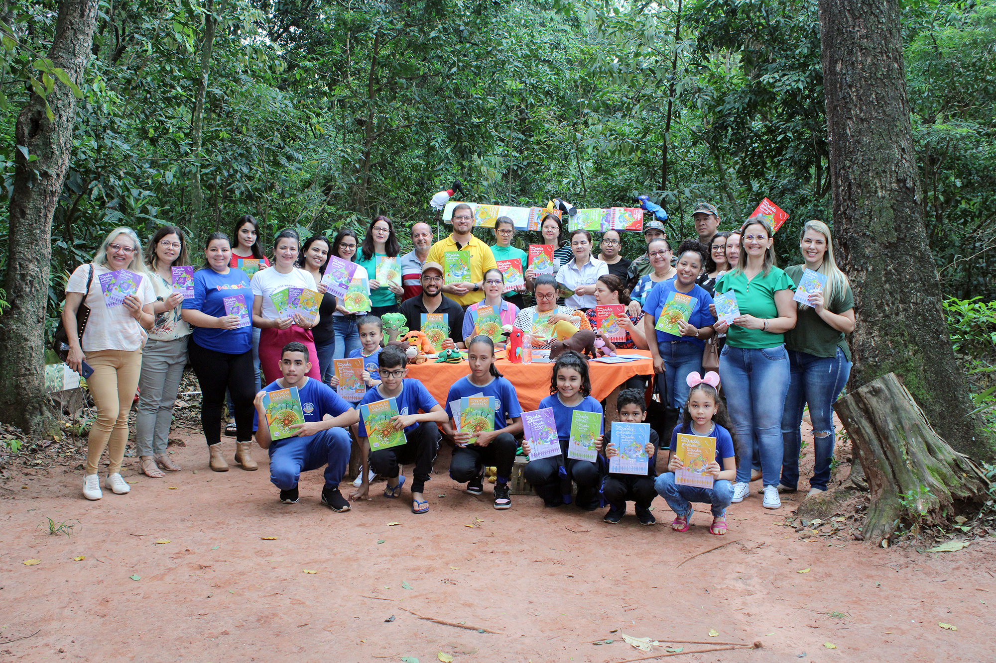 Prefeitura de Naviraí entrega livros sobre conceitos de sustentabilidade para alunos do Ensino Fundamental I e II