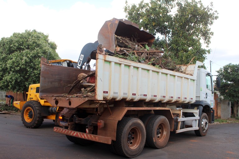 Prefeitura de Naviraí mantém cronograma de mutirões de limpeza nos bairros da cidade